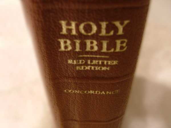 Библии с надпис Made in China се предлагат на пазара