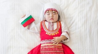 Корейско бебе се превърна в интернет сензация след като облече