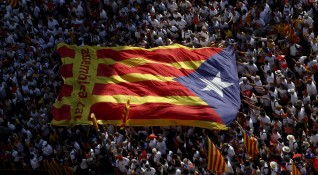 Членовете на каталунското правителство начело с премиера Карлес Пучдемон единодушно