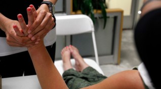 Лечебният масаж е пасивен метод от кинезитерапията Той представлява нанасяне