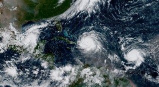 Ураганът Хосе който се намира в Атлантическия океан на 950