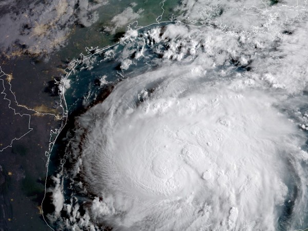 Във връзка с наближаващия крайбрежието на американския щат Флорида ураган