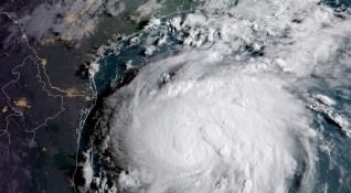 Във връзка с наближаващия крайбрежието на американския щат Флорида ураган