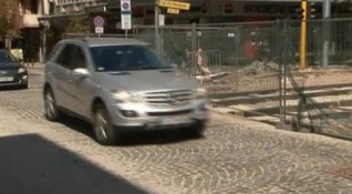 Неравности на паважната настилка на кръстовището между булевард Дондуков и