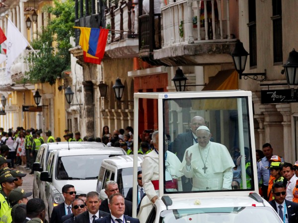 Папа Франциск получи рана на лицето днес, когато папамобилът му