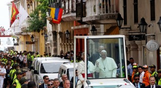 Папа Франциск получи рана на лицето днес когато папамобилът му