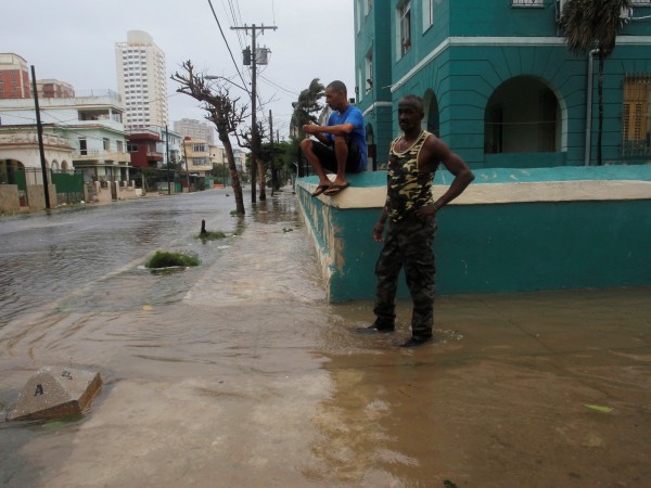 Вълни, достигащи до 11 метра, са заляли крайбрежието в кубинската