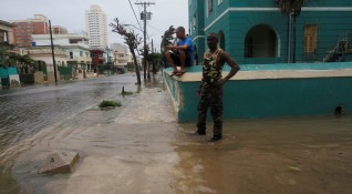 Вълни достигащи до 11 метра са заляли крайбрежието в кубинската