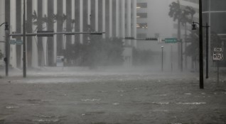 Централните улици на Маями се оказаха под вода при преминаването