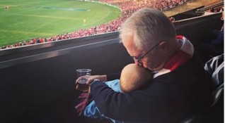 Снимка на австралийския премиер Малкълм Търнбул който държи внучката си