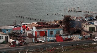 Ураганът Ирма е причинил смъртта на най малко 10 души в