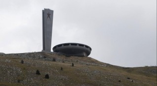 НЛО кацнал на връх в Балкана комунистическа Триумфална арка войници