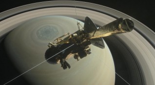 Космическият апарат Касини който изследва системата на Сатурн от 2004
