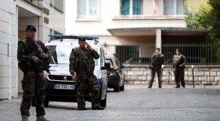 Мъж въоръжен с нож нападна френски военен който патрулирал в