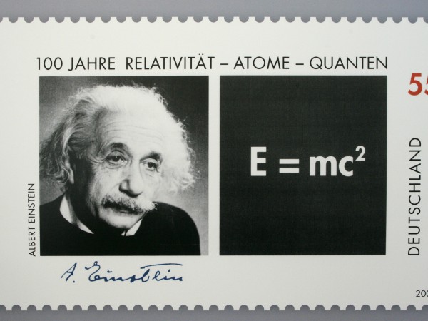 Алберт Айнщайн е най-влиятелният физик на 20-ти век и може