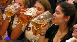 Прочутият бирен фест в Мюнхен Октоберфест започна днес в баварската
