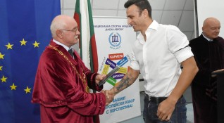 Футболната звезда Димитър Бербатов взе диплома по Спортен мениджмънт в