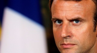 Френският президент Еманюел Макрон беше засипан от есемеси и среднощни