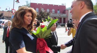 Вицепрезидентът Илияна Йотова откри бюст паметник на Христо Ботев пред едноименното