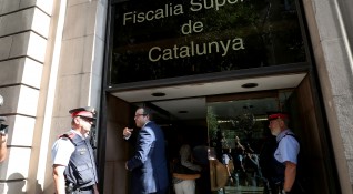 Гражданската полиция на Испания претърси няколко сгради на регионалното правителство