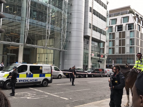 Британската полиция евакуира част от Лондонското Сити след сигнал за
