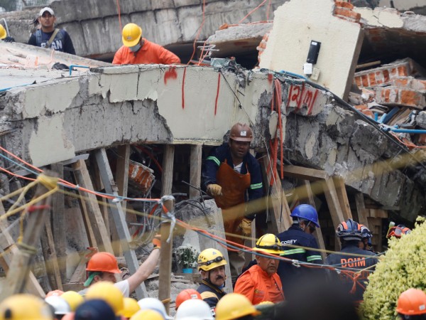 Мексикански спасители се опитват да извадят 12-годишно момиченце изпод развалините