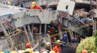Мексикански спасители се опитват да извадят 12 годишно момиченце изпод развалините