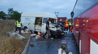 Обърнат турски камион стана причина за катастрофа край Симеоновград видя