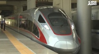 Китай пусна най бързия влак в света Влакът стрела ще обслужва линията