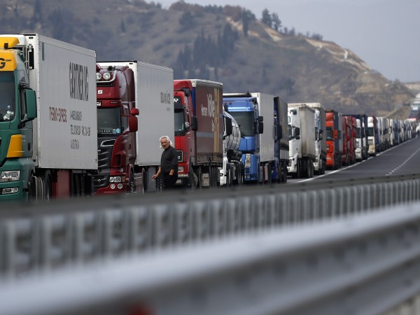 Колони от чакащи товарни коли на граничните пунктове "Дунав мост"