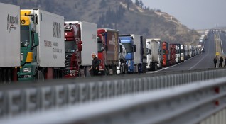 Колони от чакащи товарни коли на граничните пунктове Дунав мост