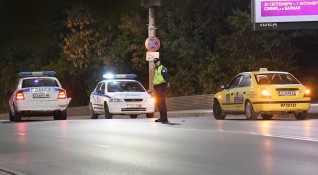 Таксиметров шофьор блъсна полицейски автомобил на на столичния булевард Черни