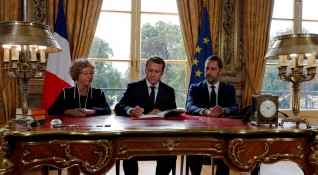 Френският президент Еманюел Макрон подписа днес пет указа с които