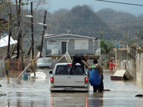 Два града в Пуерто Рико биват спешно евакуирани след преминаването