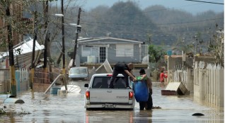 Два града в Пуерто Рико биват спешно евакуирани след преминаването