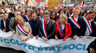 Десетки хиляди поддръжници на френския крайноляв лидер Жан Люк Меланшон излязоха