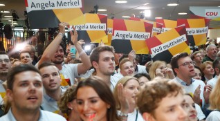 Консервативният блок на канцлера Ангела Меркел печели парламентарните избори в