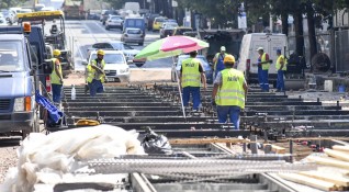 Ремонтите по пътната инфраструктура на места в страната продължават и