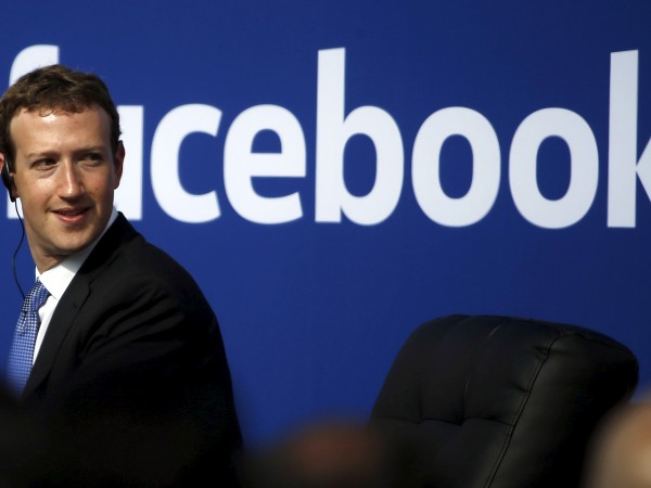Руските власти заплашиха да блокират американската социална мрежа Facebook през