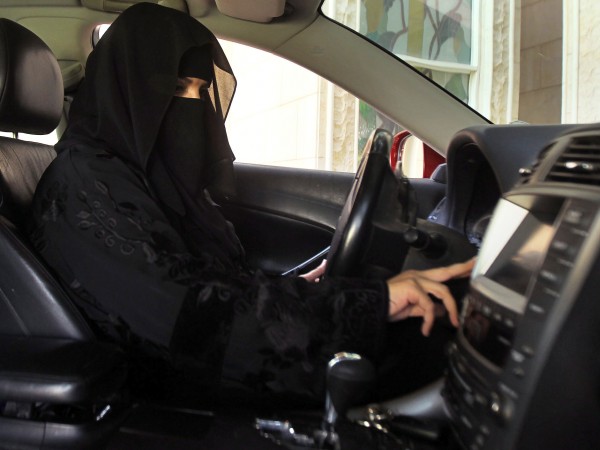 Саудитският крал Салман днес издаде указ, позволяващ на жените да