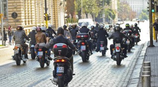 Десетки мотористи се събраха пред парламента за да дадат на