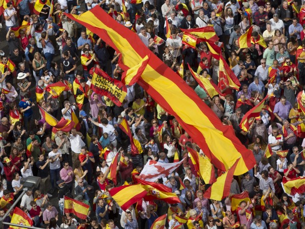 Хиляди хора, носещи испански знамена, демонстрираха днес по улиците на