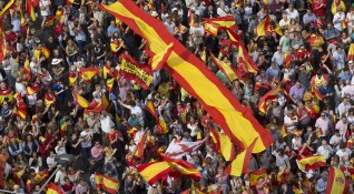 Хиляди хора носещи испански знамена демонстрираха днес по улиците на