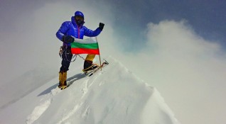 Алпинистът Боян Петров записа нов успех той изкачи връх