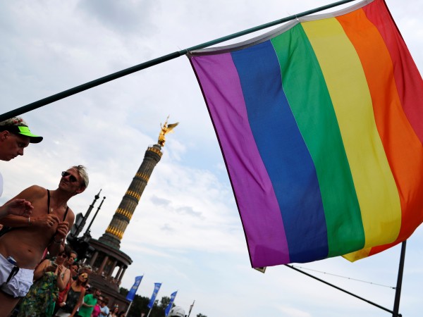 Гейовете и лесбийките в Германия от днес могат да сключват