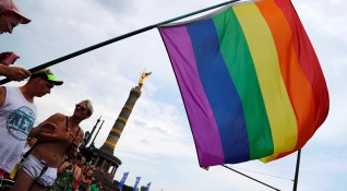 Гейовете и лесбийките в Германия от днес могат да сключват