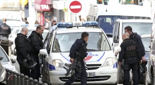 Френският вътрешен министър Жерар Колон съобщи че две жени са