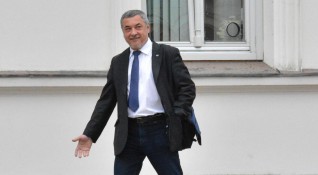 Вицепремиерът и лидер на НФСБ Валери Симеонов настоява депутатите от