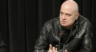 Водещият Слави Трифонов атакува българските медии за начина по който