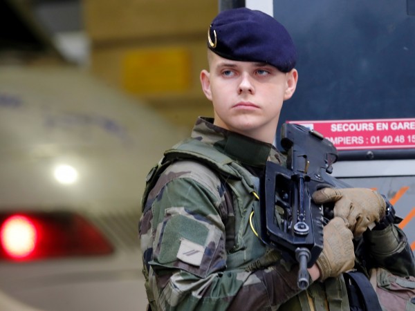 Парижката полиция откри четири газови бутилки и детонатор в петък